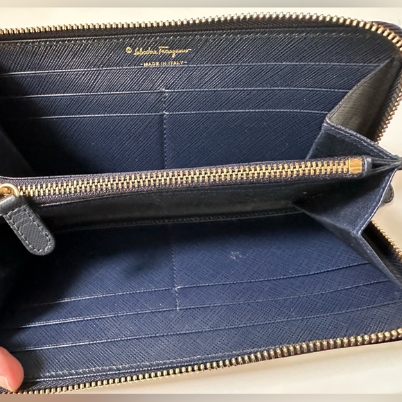 ❌SOLD❌EUC Salvatore Ferragamo Zip Wallet - Picture 8 of 12